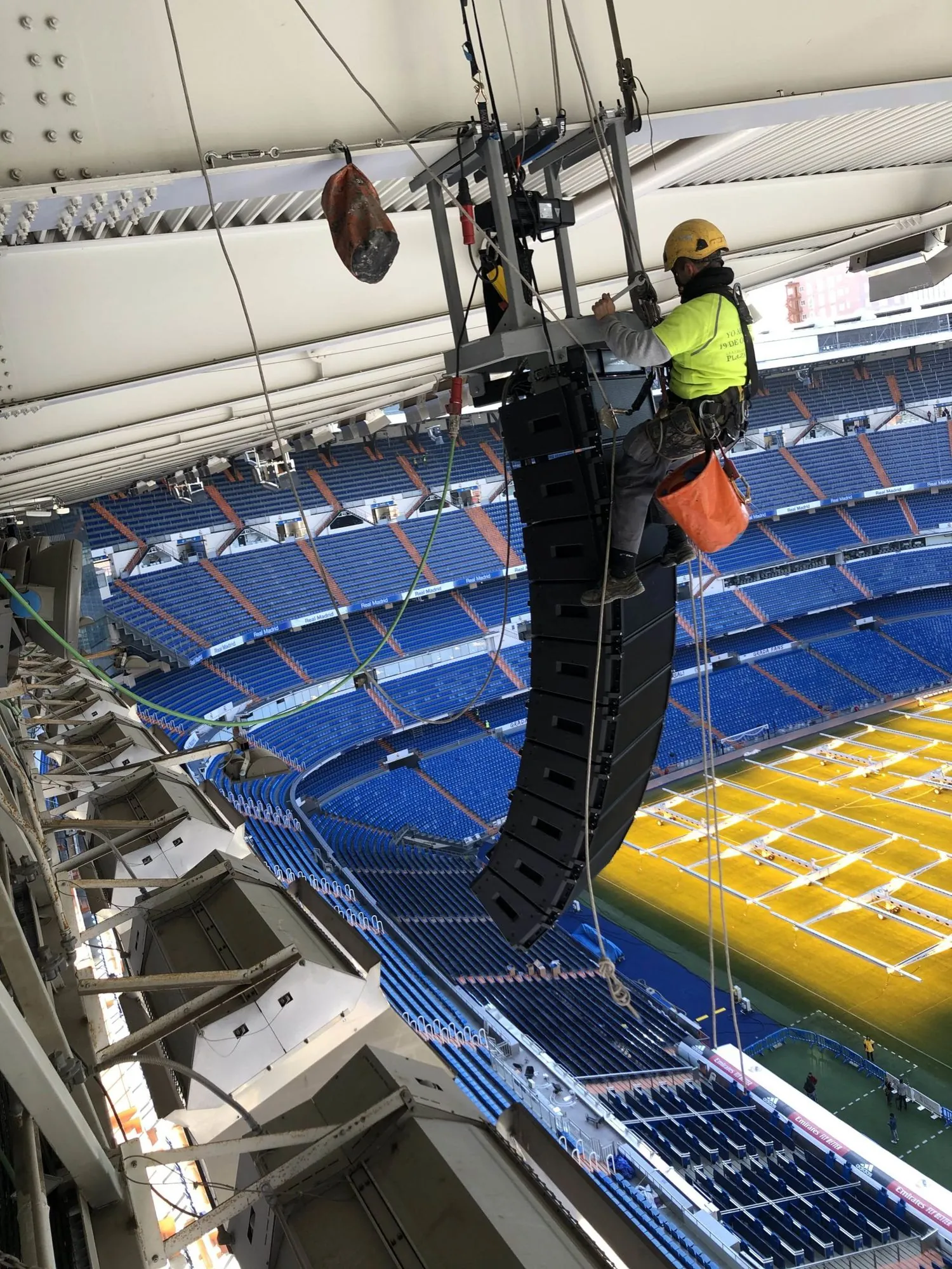 Montaje de un line array sobre la grada de un estadio