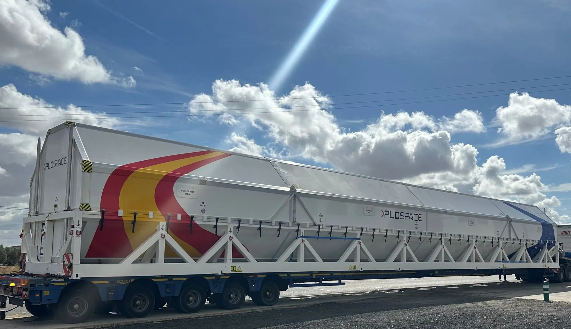 Contenedor de transporte de la primera etapa del lanzador Miura 5 de PLD Space sobre góndola